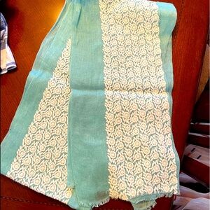 NWT Hang N Hold beautiful aqua green scarf.